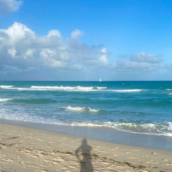 Meet your Posher✌🏽Alissa - Picture 3 of 7